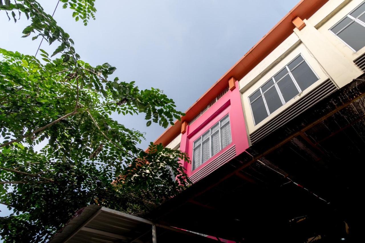 Oyo 1557 Bungas Guest House Medan Dış mekan fotoğraf