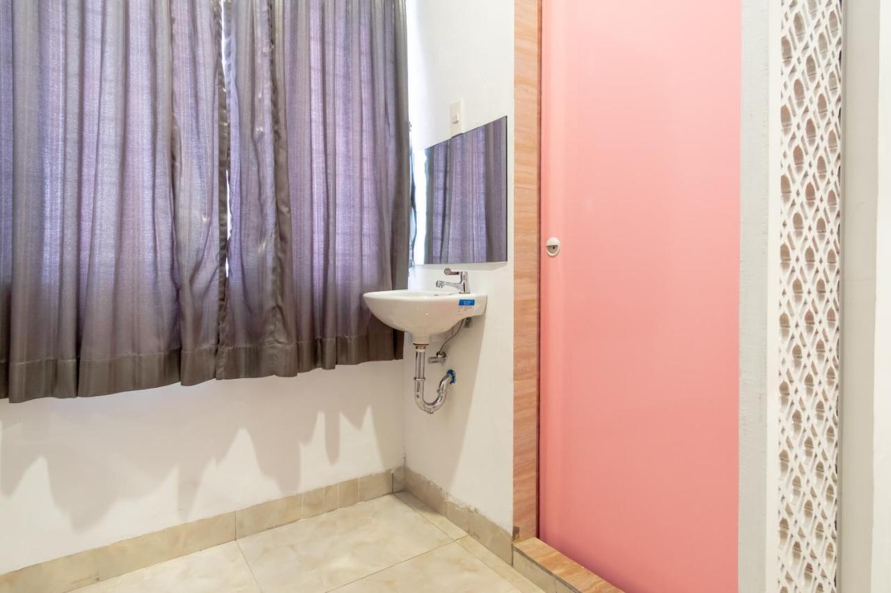 Oyo 1557 Bungas Guest House Medan Dış mekan fotoğraf